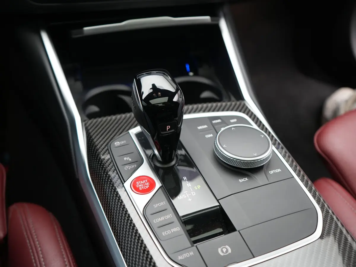 320i M Sport Perfomance Parts 184pk | Panodak | Adaptive Cruise | Laser LED | Sportuitlaat Kleppen Besturing | Lederen Sportstoelen Verwarmd | Sfeerverlichting | Apple Carplay | 20"L.M | Nav