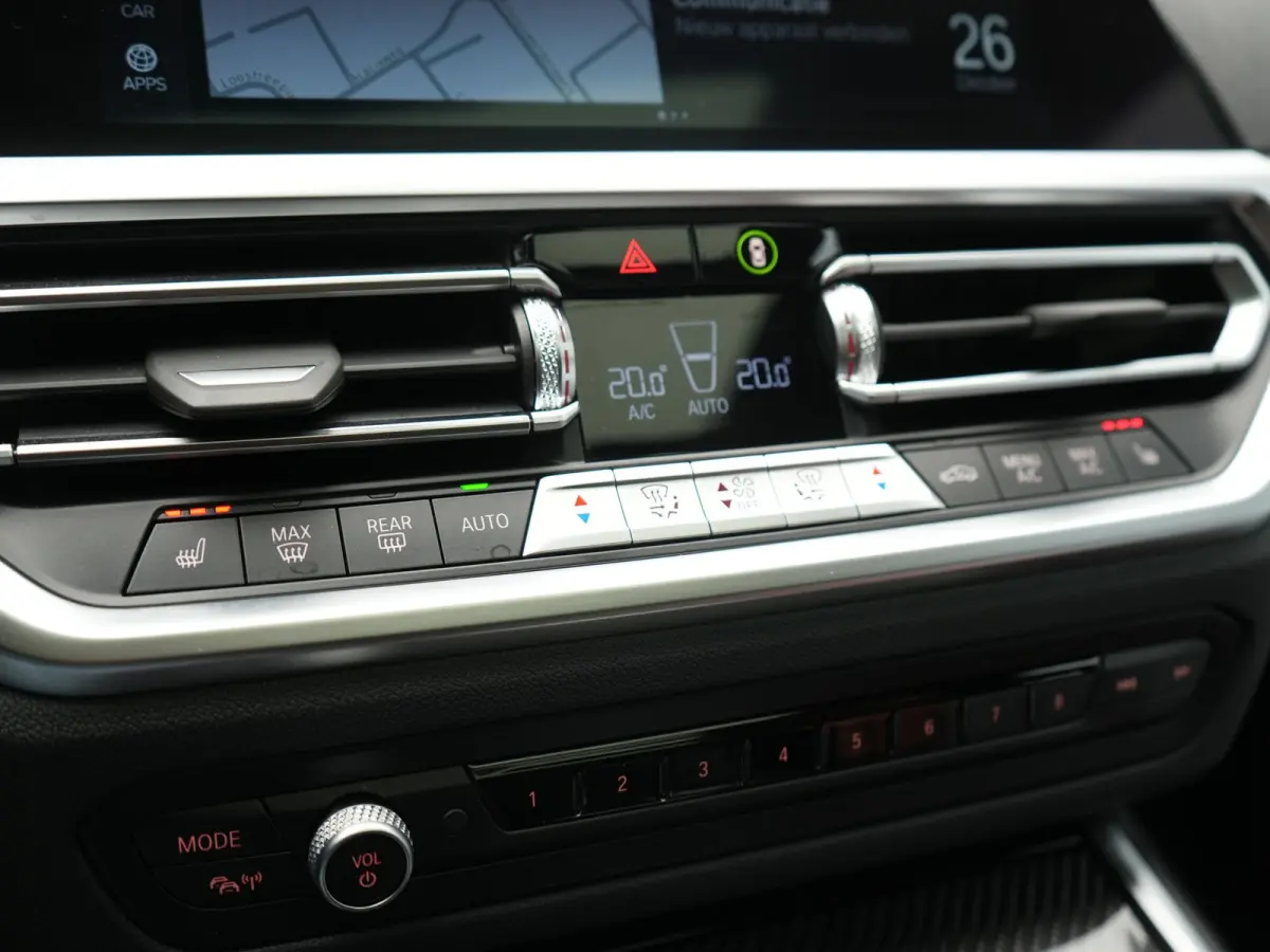 320i M Sport Perfomance Parts 184pk | Panodak | Adaptive Cruise | Laser LED | Sportuitlaat Kleppen Besturing | Lederen Sportstoelen Verwarmd | Sfeerverlichting | Apple Carplay | 20"L.M | Nav
