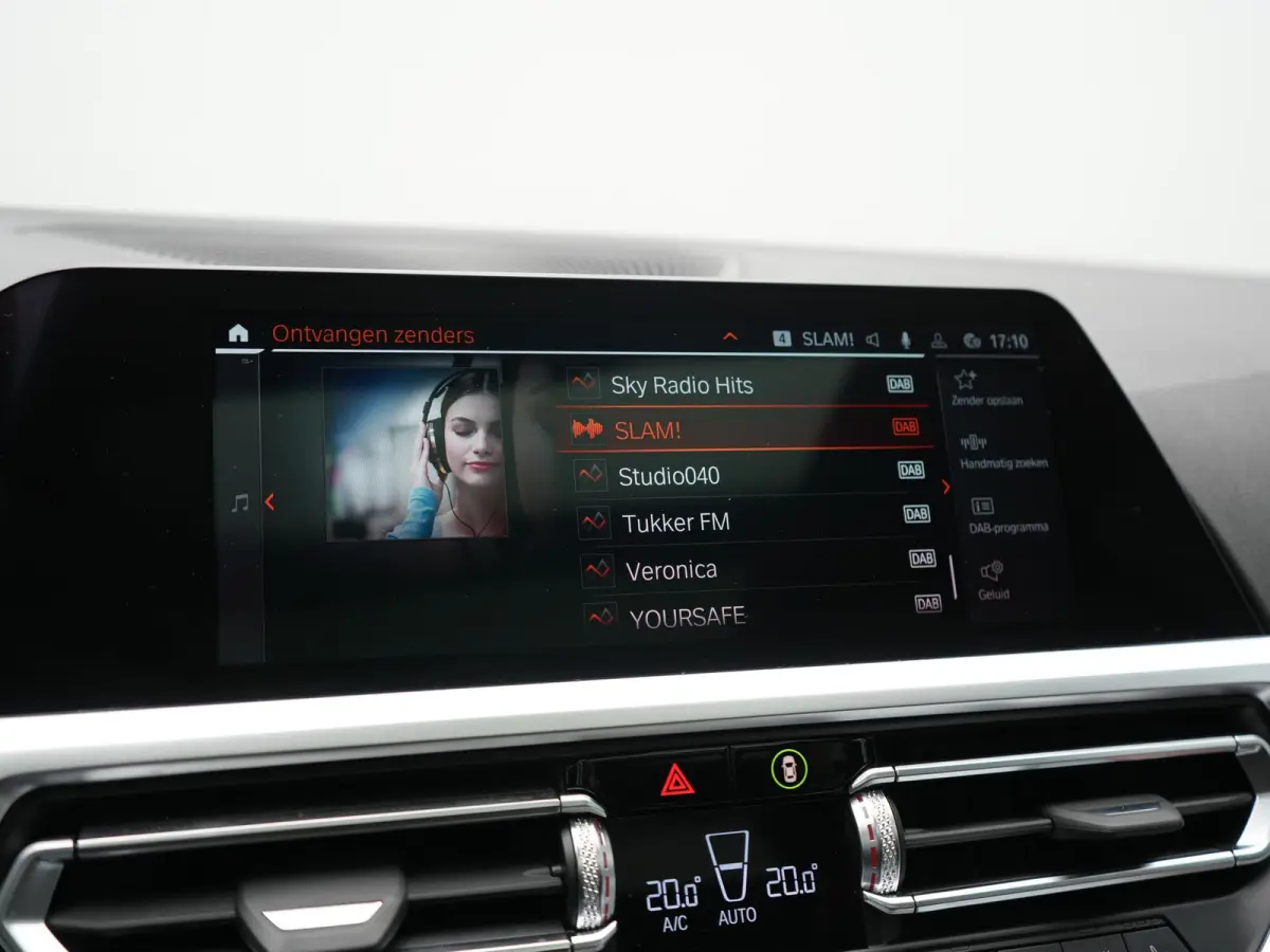320i M Sport Perfomance Parts 184pk | Panodak | Adaptive Cruise | Laser LED | Sportuitlaat Kleppen Besturing | Lederen Sportstoelen Verwarmd | Sfeerverlichting | Apple Carplay | 20"L.M | Nav