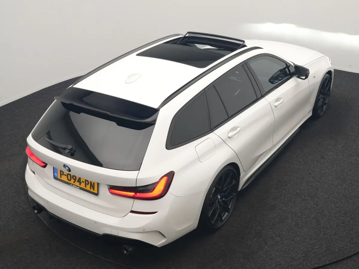 320i M Sport Perfomance Parts 184pk | Panodak | Adaptive Cruise | Laser LED | Sportuitlaat Kleppen Besturing | Lederen Sportstoelen Verwarmd | Sfeerverlichting | Apple Carplay | 20"L.M | Nav