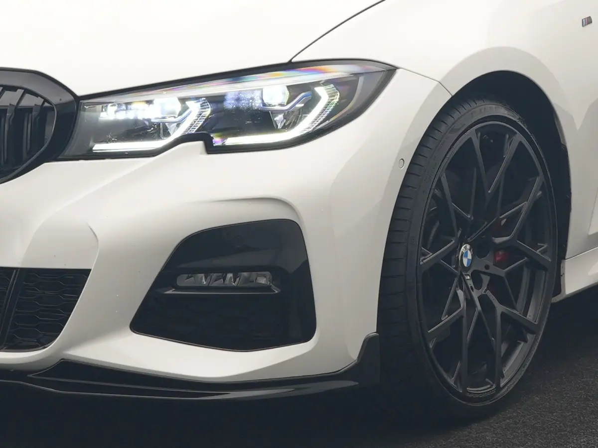 320i M Sport Perfomance Parts 184pk | Panodak | Adaptive Cruise | Laser LED | Sportuitlaat Kleppen Besturing | Lederen Sportstoelen Verwarmd | Sfeerverlichting | Apple Carplay | 20"L.M | Nav