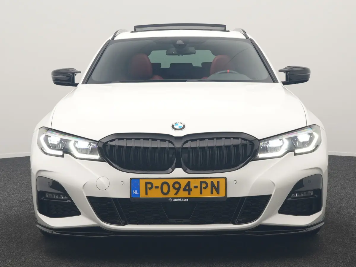 320i M Sport Perfomance Parts 184pk | Panodak | Adaptive Cruise | Laser LED | Sportuitlaat Kleppen Besturing | Lederen Sportstoelen Verwarmd | Sfeerverlichting | Apple Carplay | 20"L.M | Nav