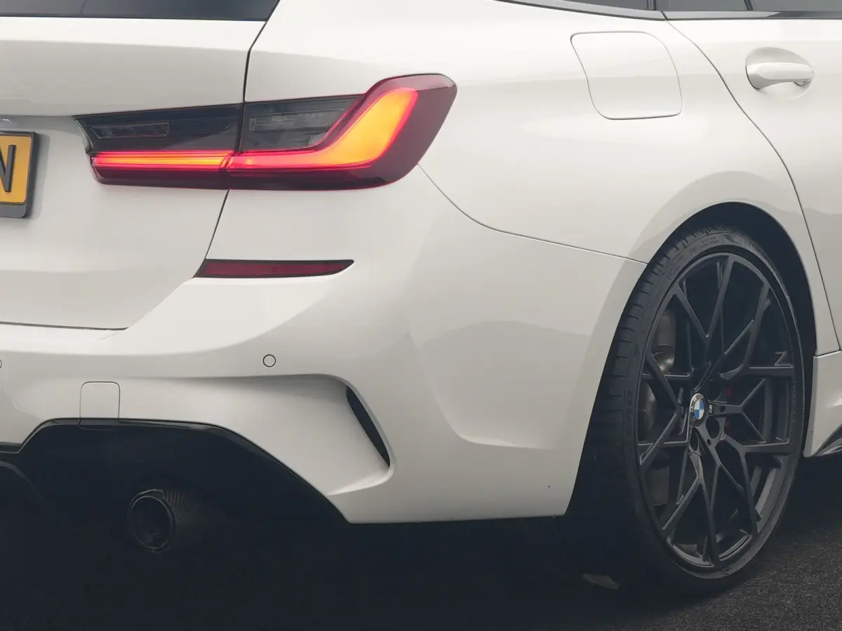 320i M Sport Perfomance Parts 184pk | Panodak | Adaptive Cruise | Laser LED | Sportuitlaat Kleppen Besturing | Lederen Sportstoelen Verwarmd | Sfeerverlichting | Apple Carplay | 20"L.M | Nav