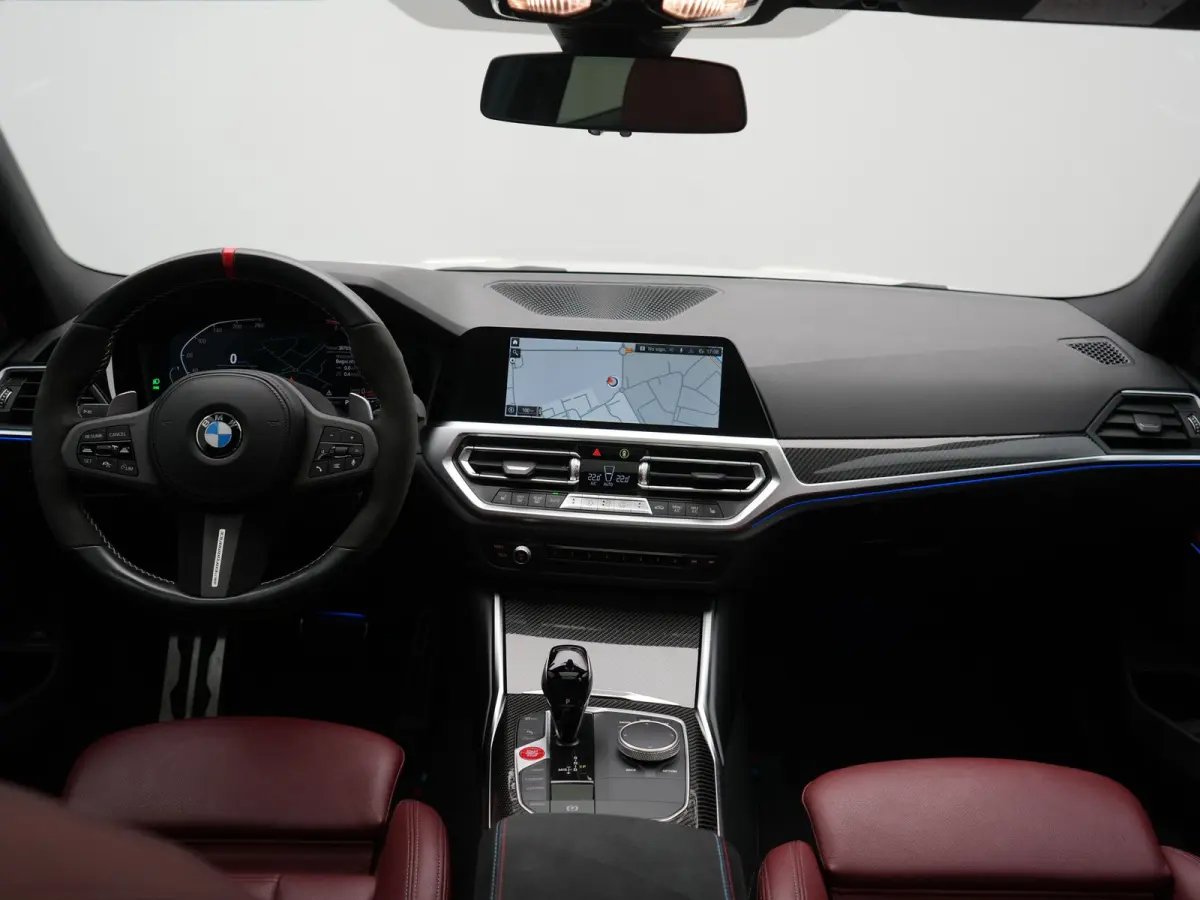 320i M Sport Perfomance Parts 184pk | Panodak | Adaptive Cruise | Laser LED | Sportuitlaat Kleppen Besturing | Lederen Sportstoelen Verwarmd | Sfeerverlichting | Apple Carplay | 20"L.M | Nav