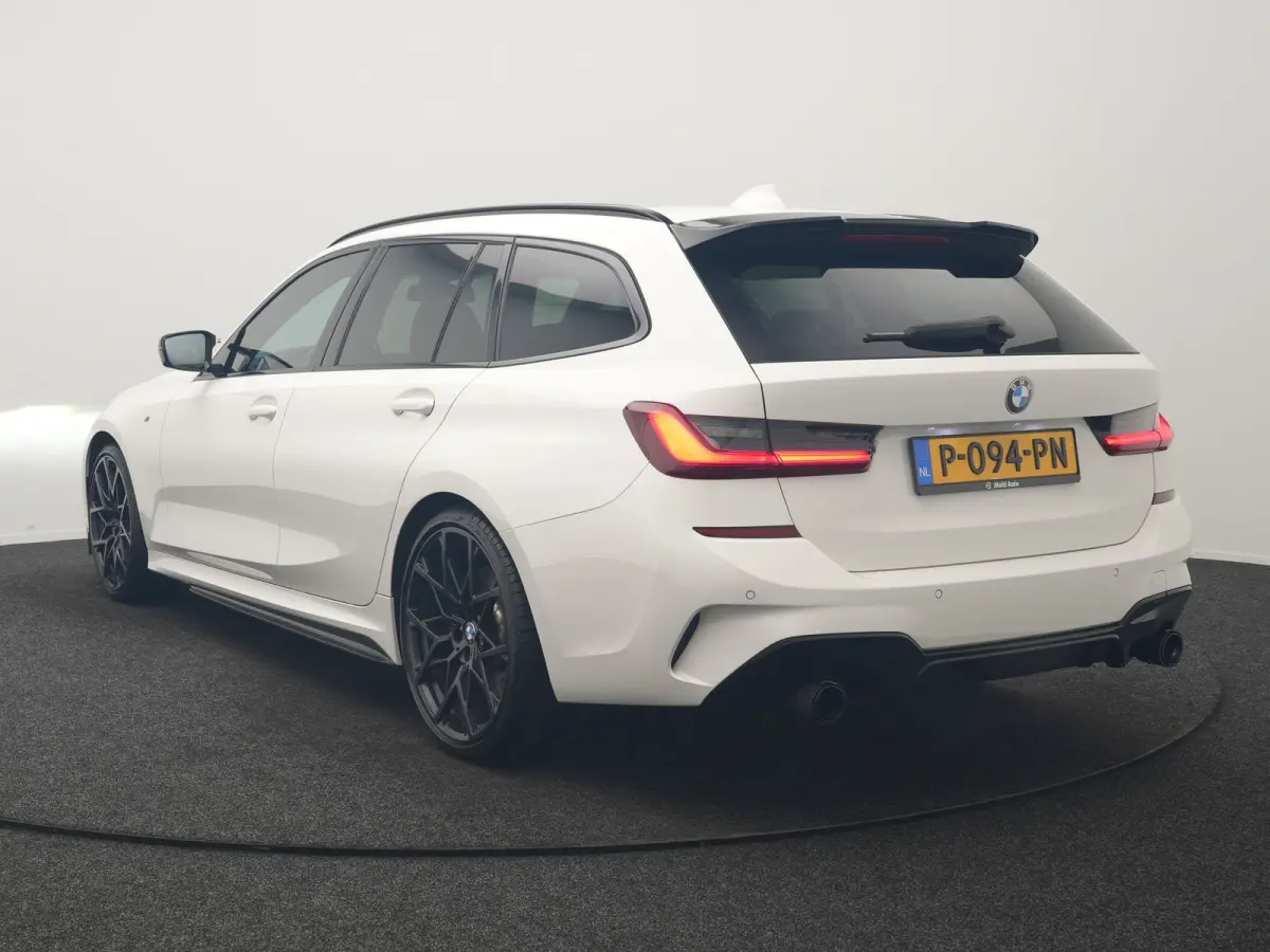 320i M Sport Perfomance Parts 184pk | Panodak | Adaptive Cruise | Laser LED | Sportuitlaat Kleppen Besturing | Lederen Sportstoelen Verwarmd | Sfeerverlichting | Apple Carplay | 20"L.M | Nav