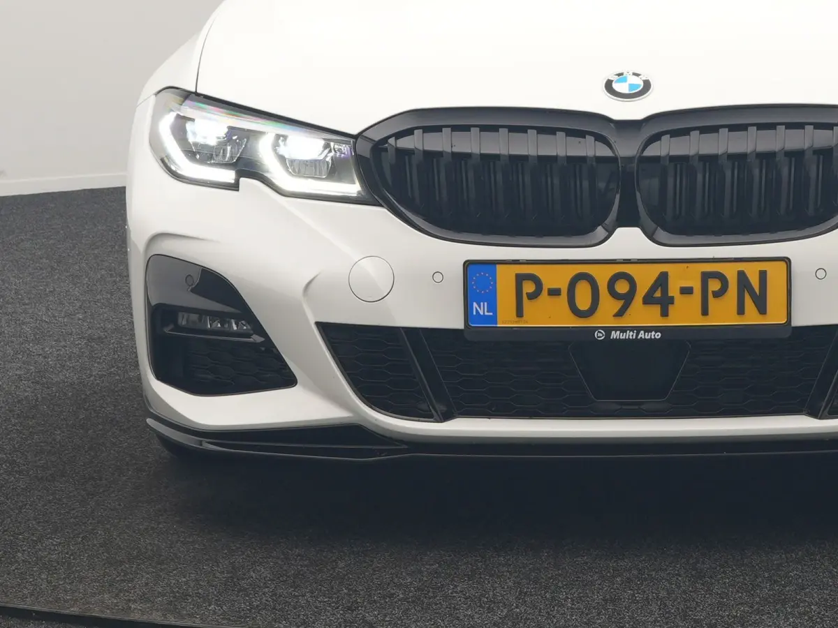 320i M Sport Perfomance Parts 184pk | Panodak | Adaptive Cruise | Laser LED | Sportuitlaat Kleppen Besturing | Lederen Sportstoelen Verwarmd | Sfeerverlichting | Apple Carplay | 20"L.M | Nav