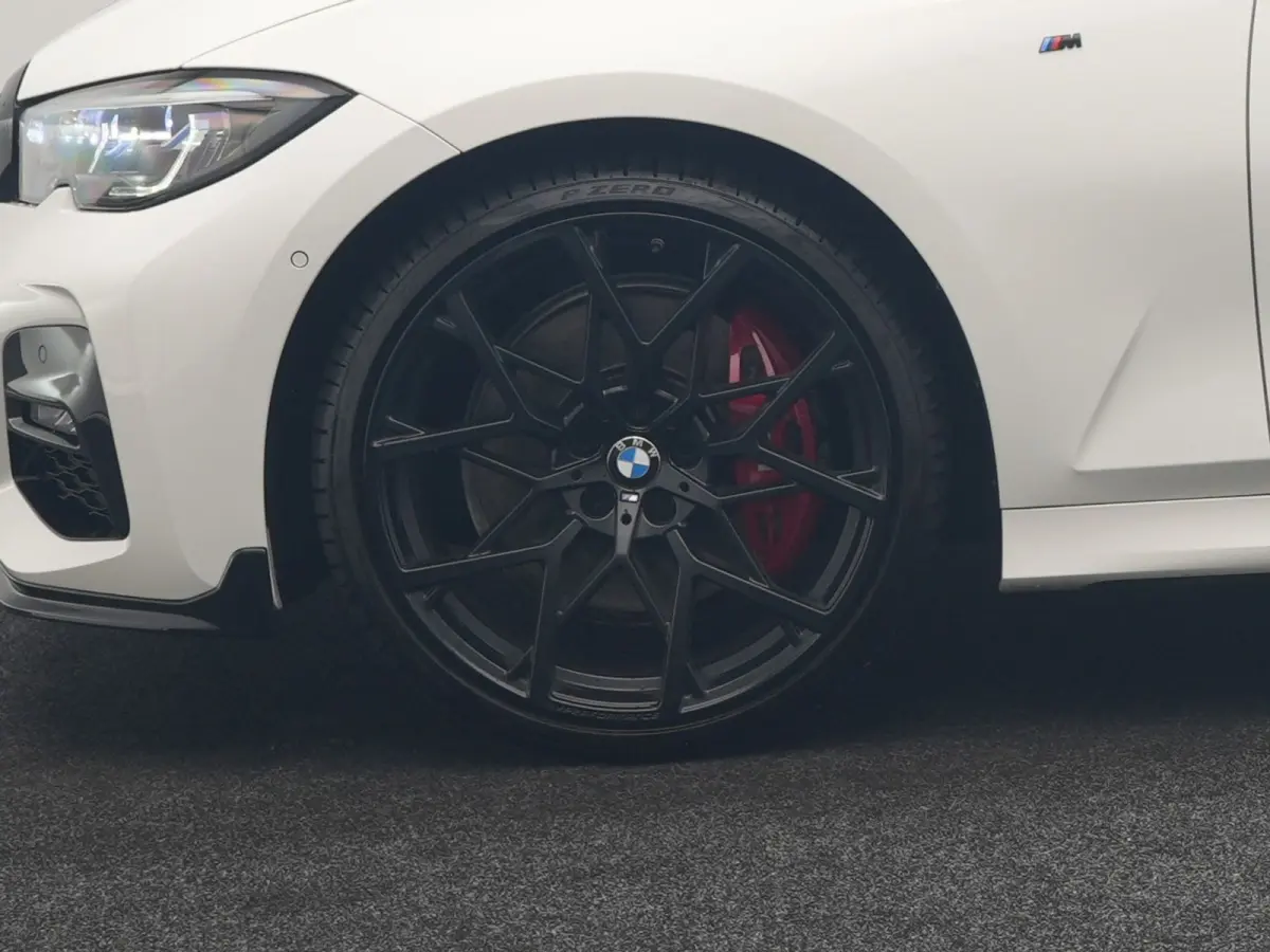 320i M Sport Perfomance Parts 184pk | Panodak | Adaptive Cruise | Laser LED | Sportuitlaat Kleppen Besturing | Lederen Sportstoelen Verwarmd | Sfeerverlichting | Apple Carplay | 20"L.M | Nav