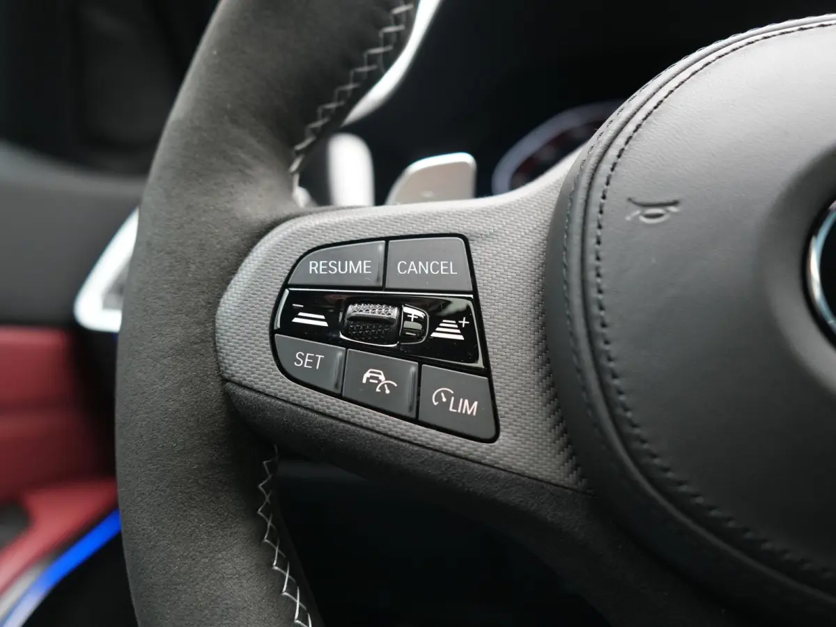 320i M Sport Perfomance Parts 184pk | Panodak | Adaptive Cruise | Laser LED | Sportuitlaat Kleppen Besturing | Lederen Sportstoelen Verwarmd | Sfeerverlichting | Apple Carplay | 20"L.M | Nav