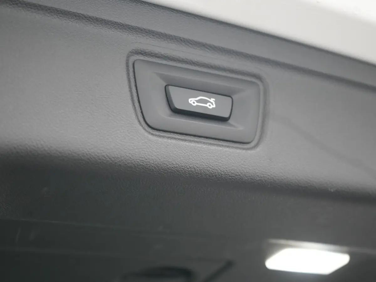 320i M Sport Perfomance Parts 184pk | Panodak | Adaptive Cruise | Laser LED | Sportuitlaat Kleppen Besturing | Lederen Sportstoelen Verwarmd | Sfeerverlichting | Apple Carplay | 20"L.M | Nav