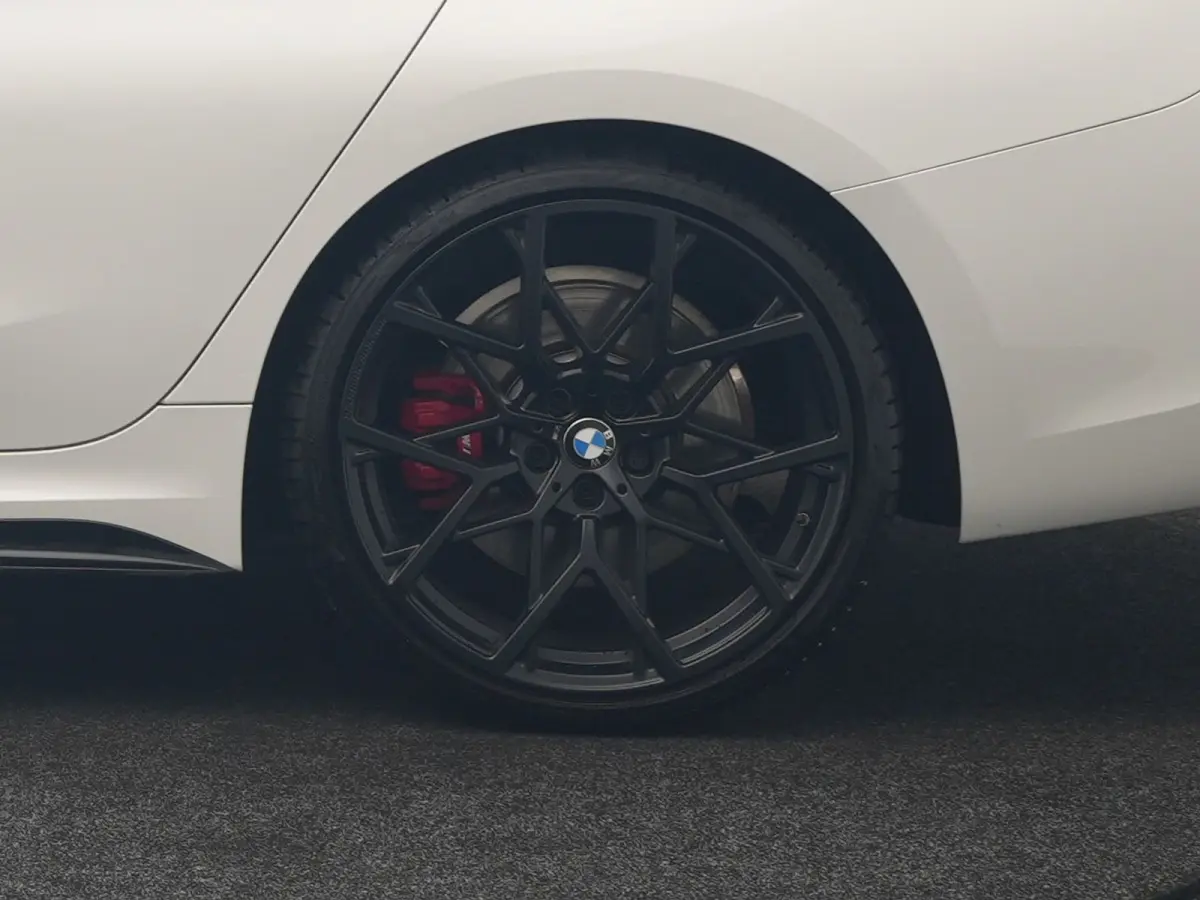320i M Sport Perfomance Parts 184pk | Panodak | Adaptive Cruise | Laser LED | Sportuitlaat Kleppen Besturing | Lederen Sportstoelen Verwarmd | Sfeerverlichting | Apple Carplay | 20"L.M | Nav