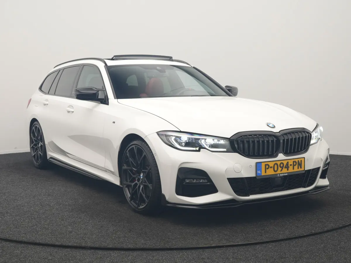 320i M Sport Perfomance Parts 184pk | Panodak | Adaptive Cruise | Laser LED | Sportuitlaat Kleppen Besturing | Lederen Sportstoelen Verwarmd | Sfeerverlichting | Apple Carplay | 20"L.M | Nav