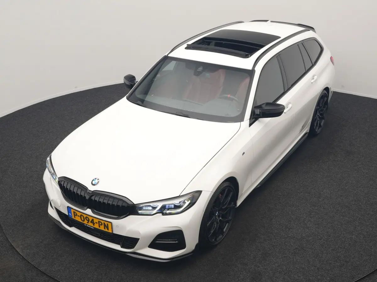 320i M Sport Perfomance Parts 184pk | Panodak | Adaptive Cruise | Laser LED | Sportuitlaat Kleppen Besturing | Lederen Sportstoelen Verwarmd | Sfeerverlichting | Apple Carplay | 20"L.M | Nav