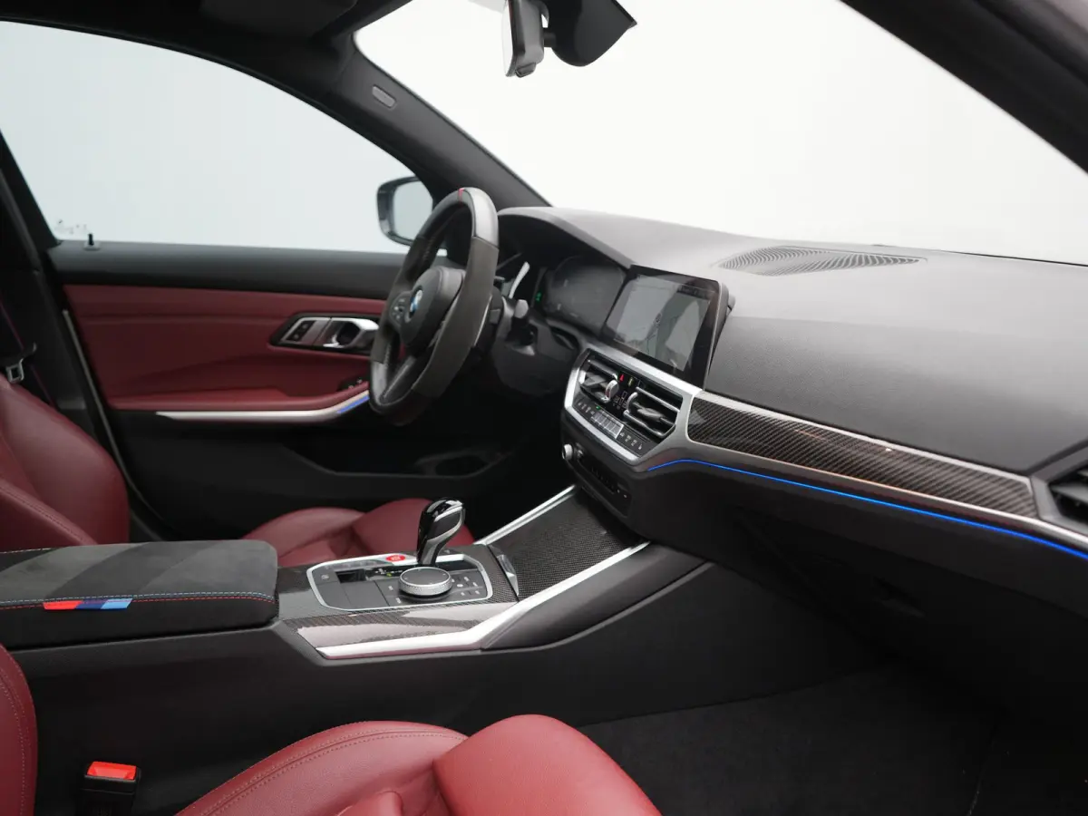 320i M Sport Perfomance Parts 184pk | Panodak | Adaptive Cruise | Laser LED | Sportuitlaat Kleppen Besturing | Lederen Sportstoelen Verwarmd | Sfeerverlichting | Apple Carplay | 20"L.M | Nav