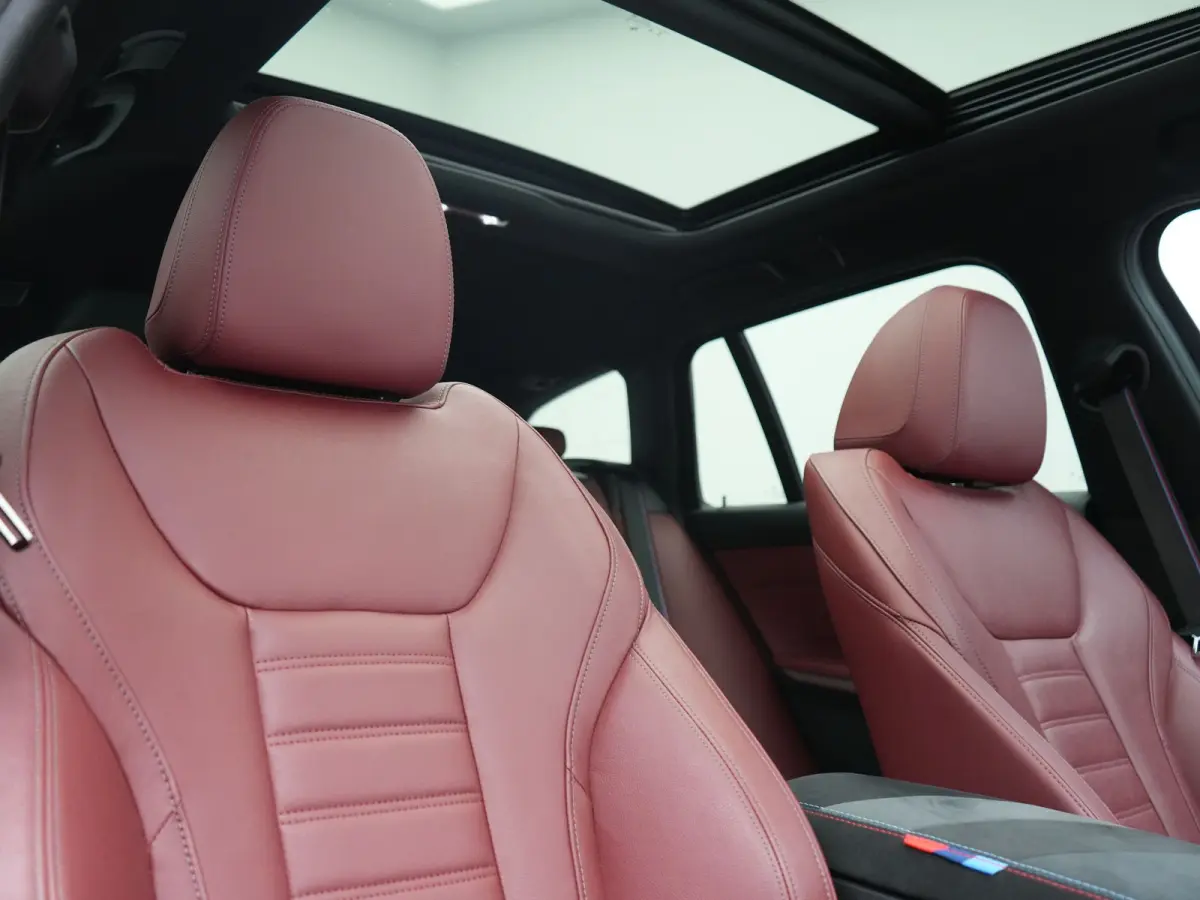 320i M Sport Perfomance Parts 184pk | Panodak | Adaptive Cruise | Laser LED | Sportuitlaat Kleppen Besturing | Lederen Sportstoelen Verwarmd | Sfeerverlichting | Apple Carplay | 20"L.M | Nav