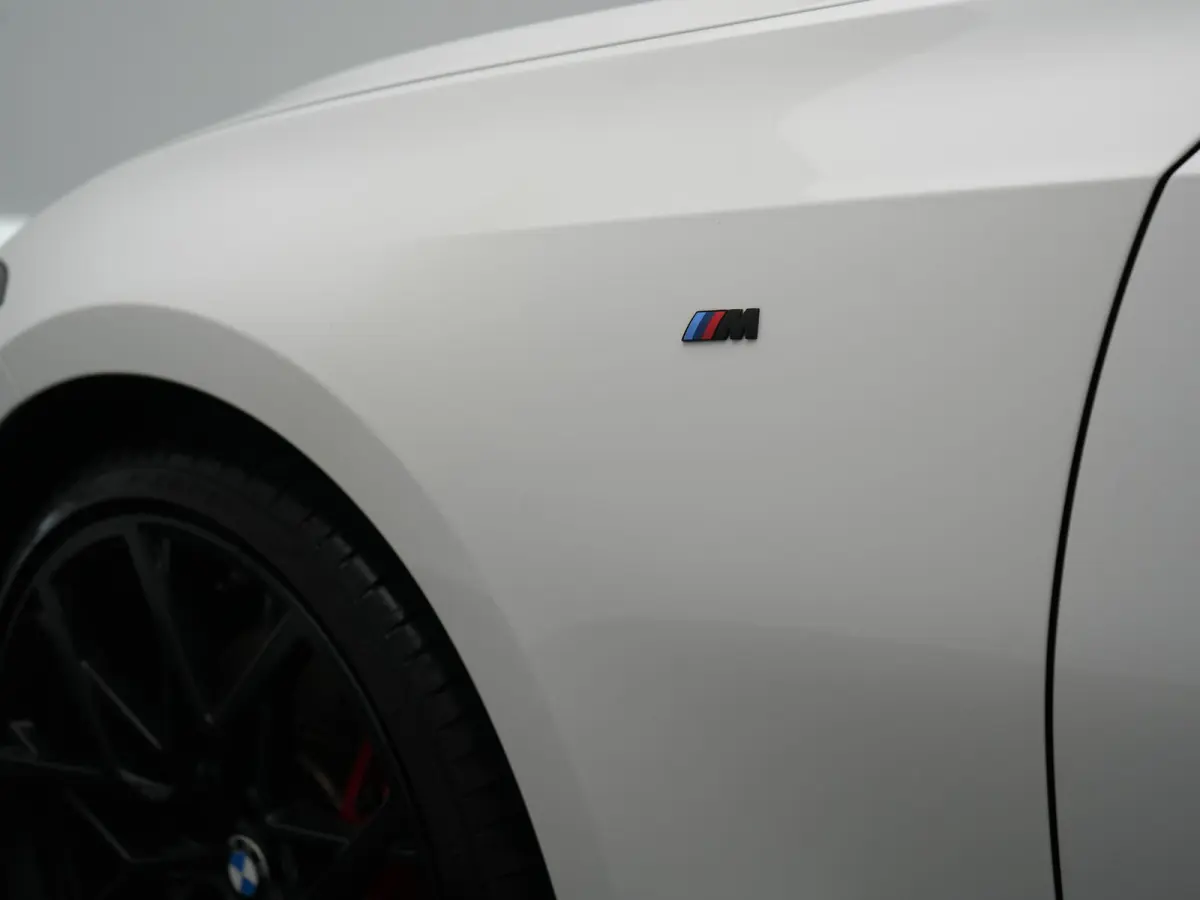 320i M Sport Perfomance Parts 184pk | Panodak | Adaptive Cruise | Laser LED | Sportuitlaat Kleppen Besturing | Lederen Sportstoelen Verwarmd | Sfeerverlichting | Apple Carplay | 20"L.M | Nav