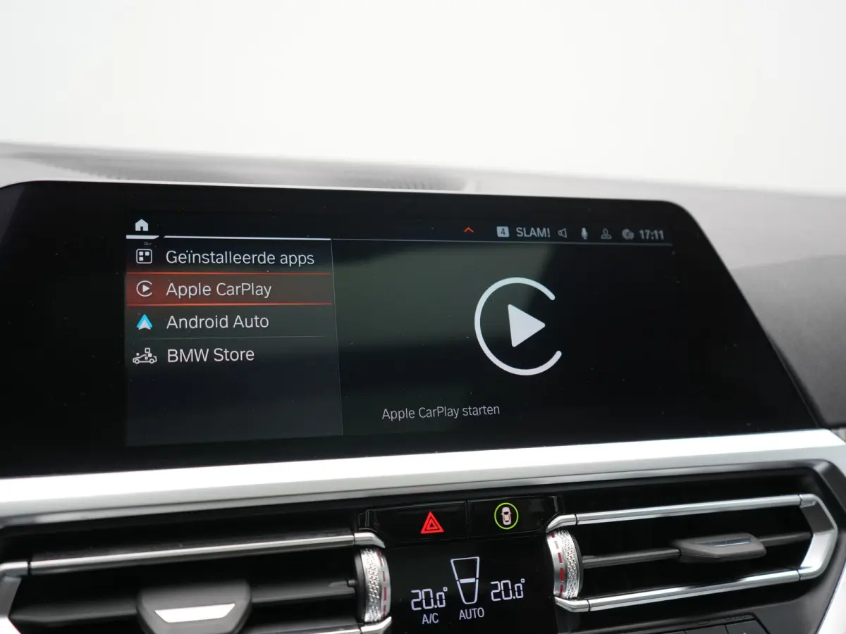 320i M Sport Perfomance Parts 184pk | Panodak | Adaptive Cruise | Laser LED | Sportuitlaat Kleppen Besturing | Lederen Sportstoelen Verwarmd | Sfeerverlichting | Apple Carplay | 20"L.M | Nav