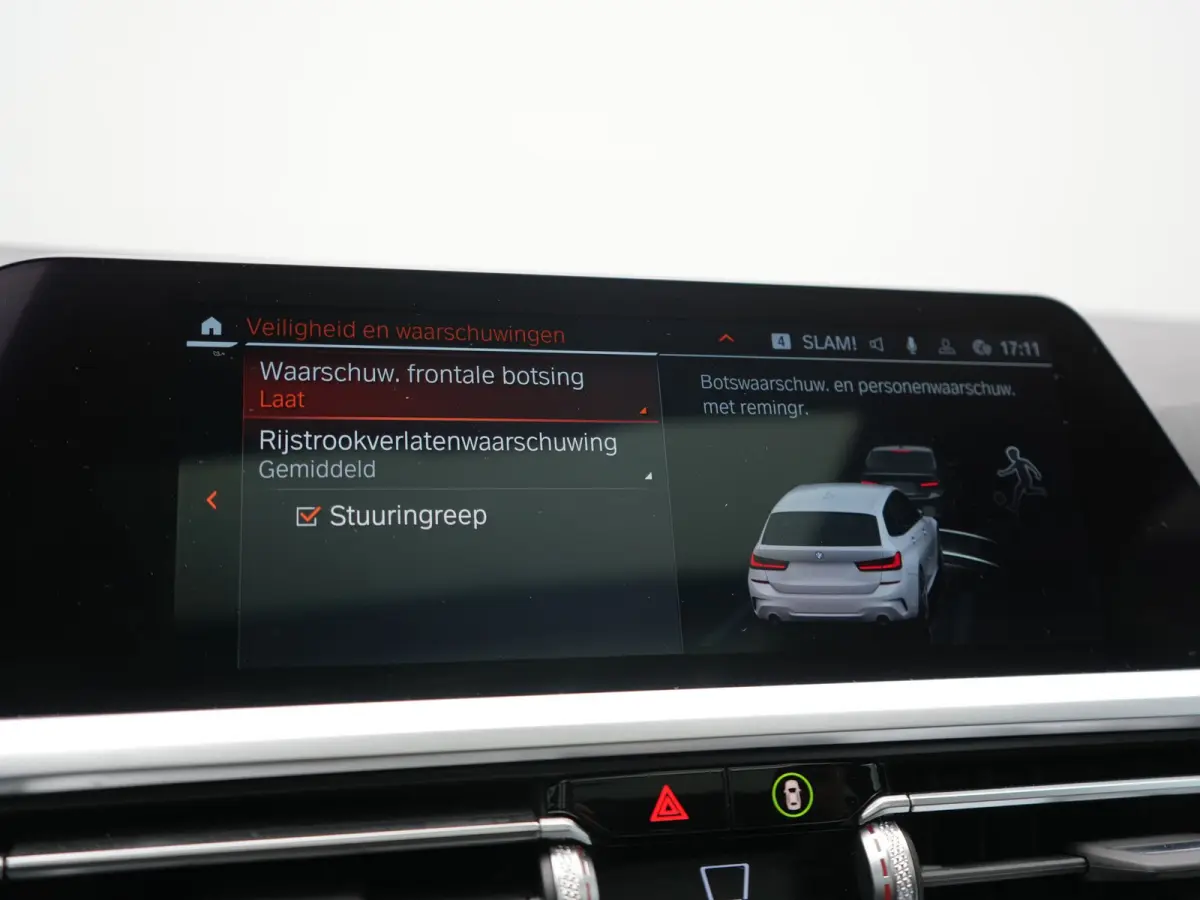320i M Sport Perfomance Parts 184pk | Panodak | Adaptive Cruise | Laser LED | Sportuitlaat Kleppen Besturing | Lederen Sportstoelen Verwarmd | Sfeerverlichting | Apple Carplay | 20"L.M | Nav