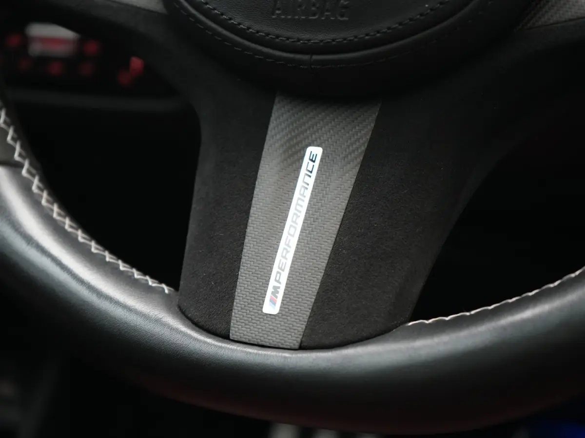 320i M Sport Perfomance Parts 184pk | Panodak | Adaptive Cruise | Laser LED | Sportuitlaat Kleppen Besturing | Lederen Sportstoelen Verwarmd | Sfeerverlichting | Apple Carplay | 20"L.M | Nav