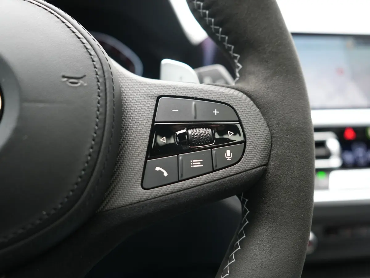 320i M Sport Perfomance Parts 184pk | Panodak | Adaptive Cruise | Laser LED | Sportuitlaat Kleppen Besturing | Lederen Sportstoelen Verwarmd | Sfeerverlichting | Apple Carplay | 20"L.M | Nav