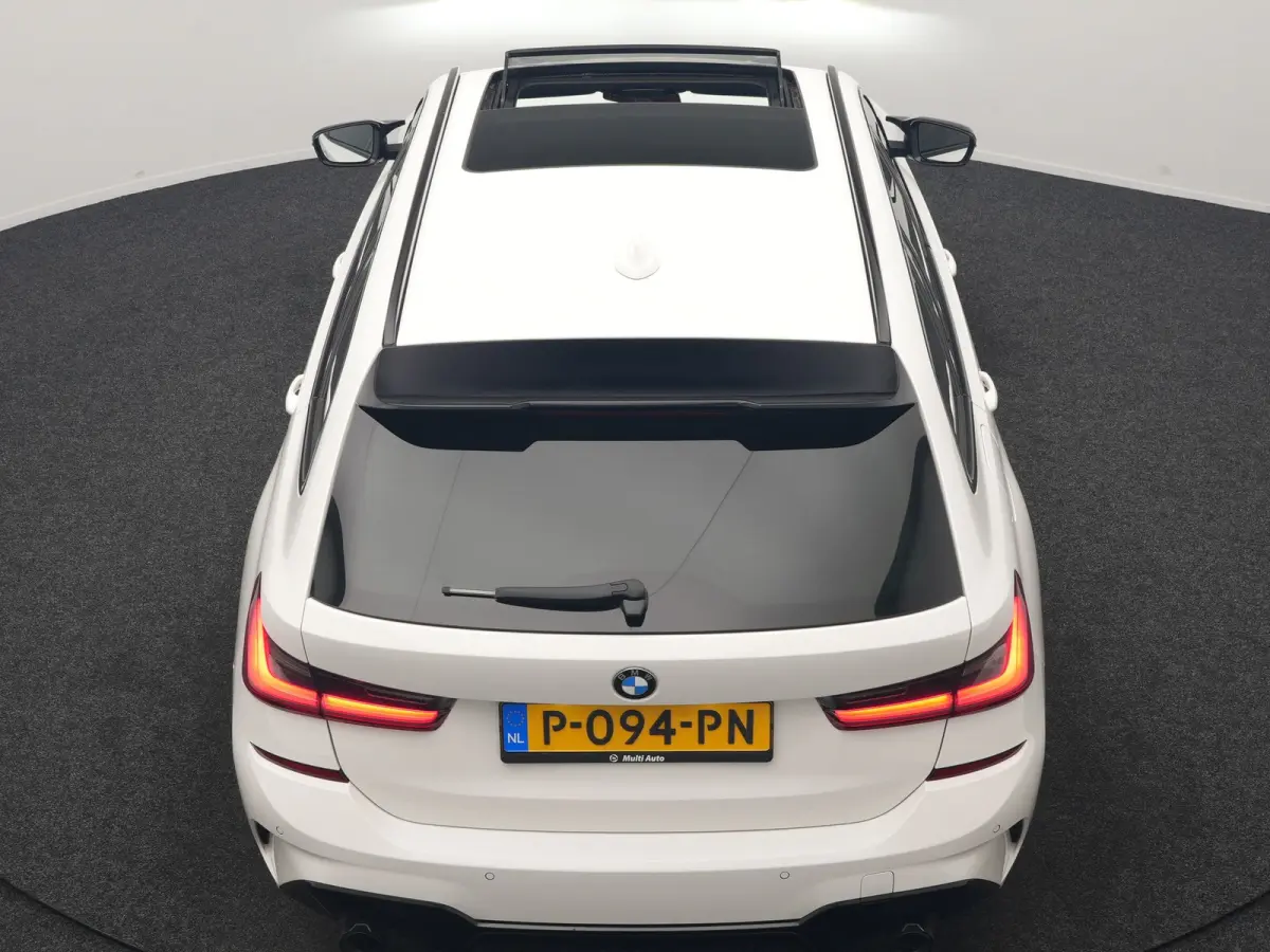 320i M Sport Perfomance Parts 184pk | Panodak | Adaptive Cruise | Laser LED | Sportuitlaat Kleppen Besturing | Lederen Sportstoelen Verwarmd | Sfeerverlichting | Apple Carplay | 20"L.M | Nav