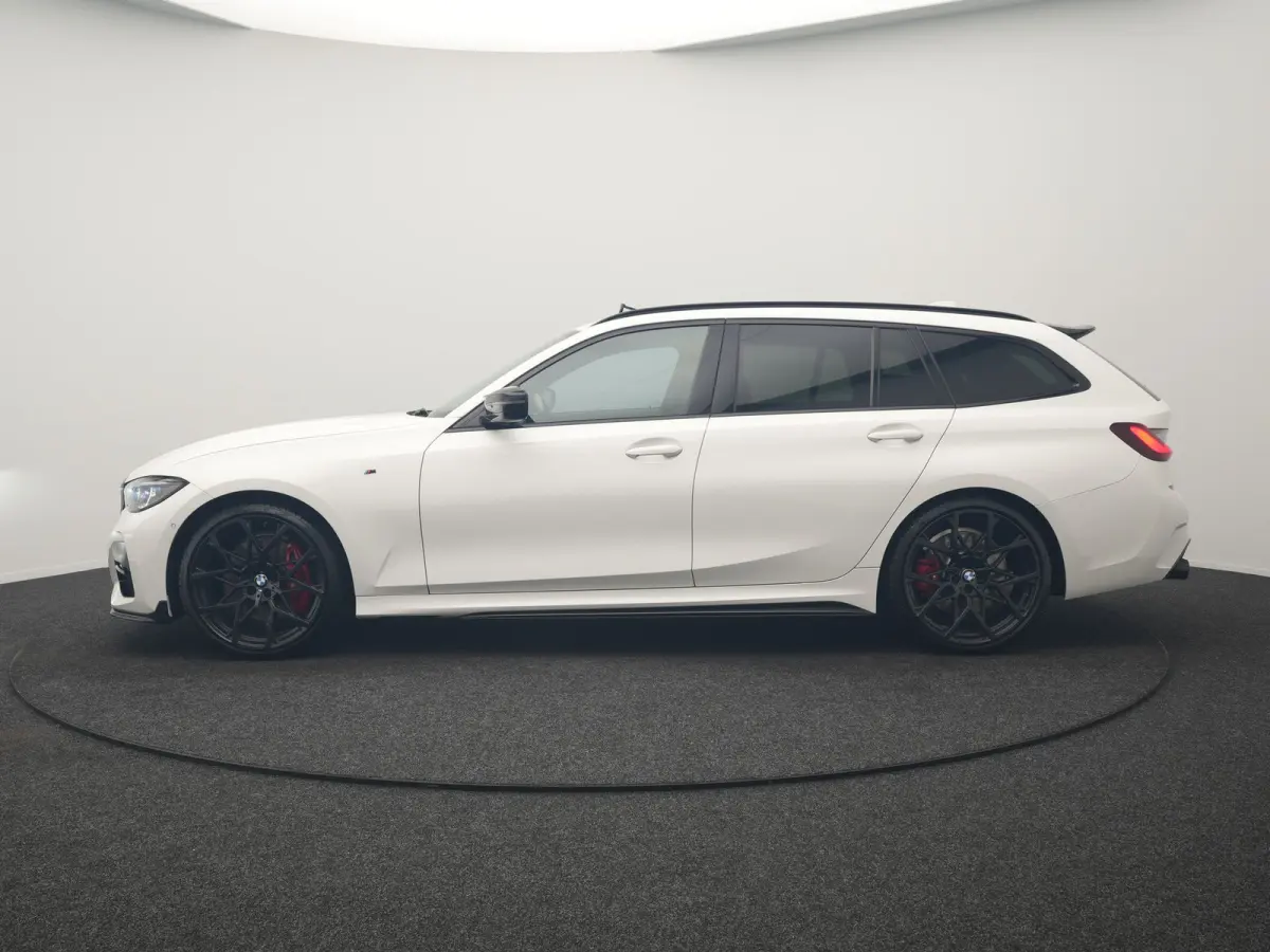 320i M Sport Perfomance Parts 184pk | Panodak | Adaptive Cruise | Laser LED | Sportuitlaat Kleppen Besturing | Lederen Sportstoelen Verwarmd | Sfeerverlichting | Apple Carplay | 20"L.M | Nav