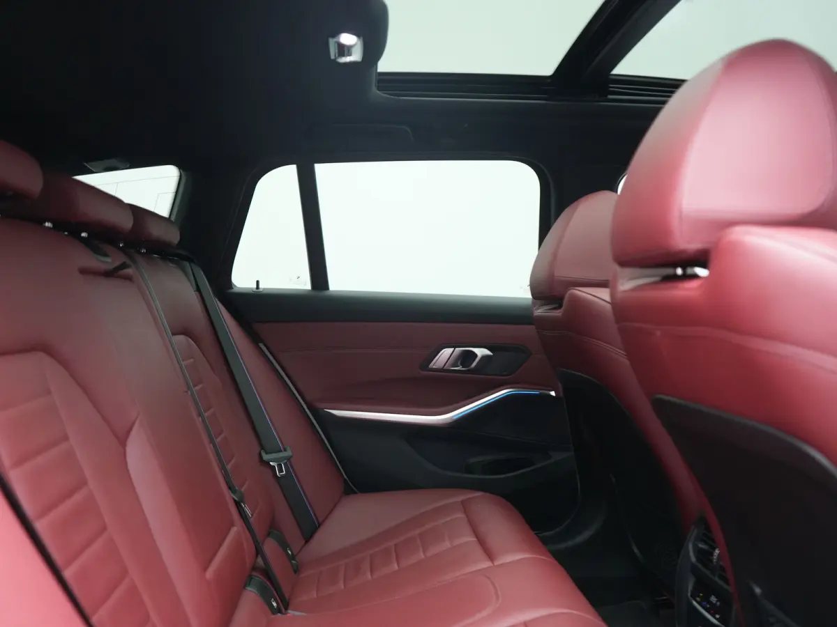 320i M Sport Perfomance Parts 184pk | Panodak | Adaptive Cruise | Laser LED | Sportuitlaat Kleppen Besturing | Lederen Sportstoelen Verwarmd | Sfeerverlichting | Apple Carplay | 20"L.M | Nav