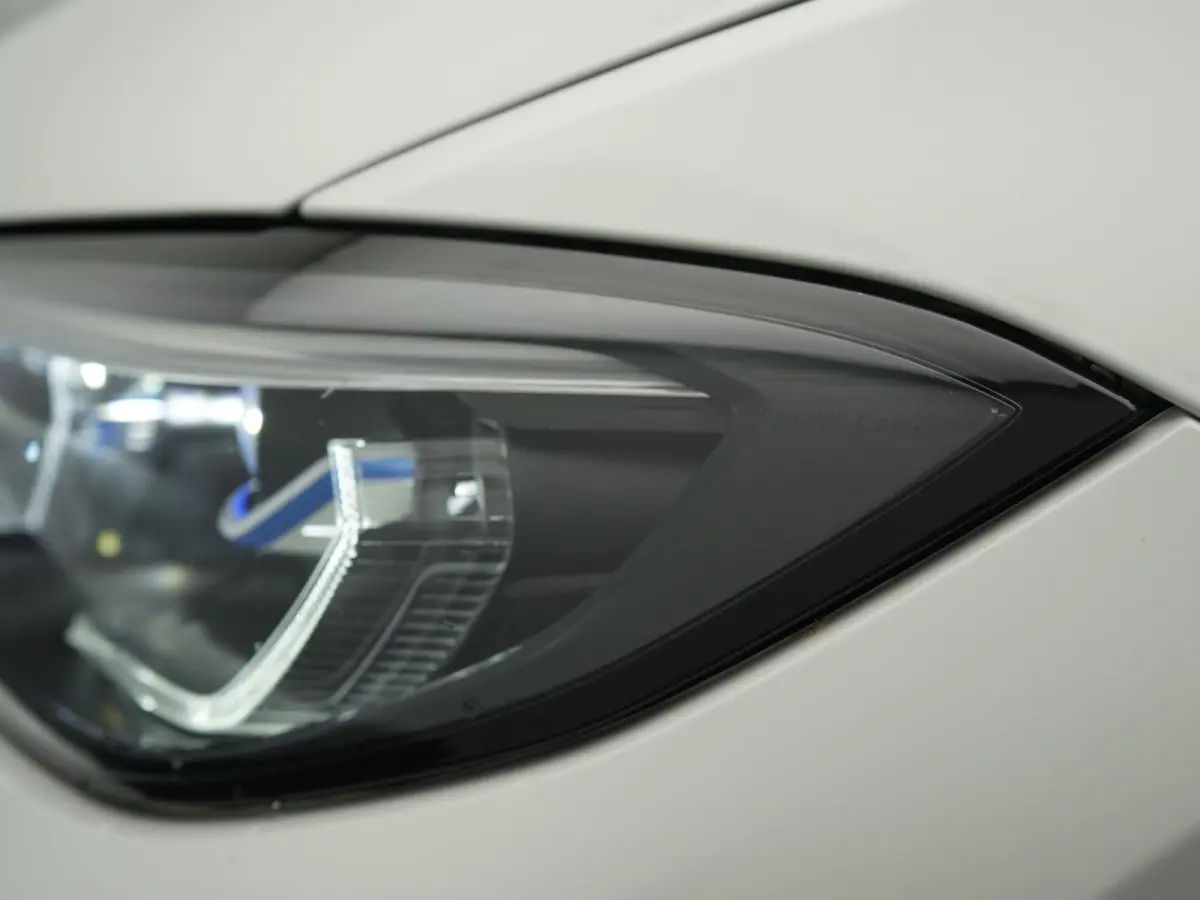 320i M Sport Perfomance Parts 184pk | Panodak | Adaptive Cruise | Laser LED | Sportuitlaat Kleppen Besturing | Lederen Sportstoelen Verwarmd | Sfeerverlichting | Apple Carplay | 20"L.M | Nav