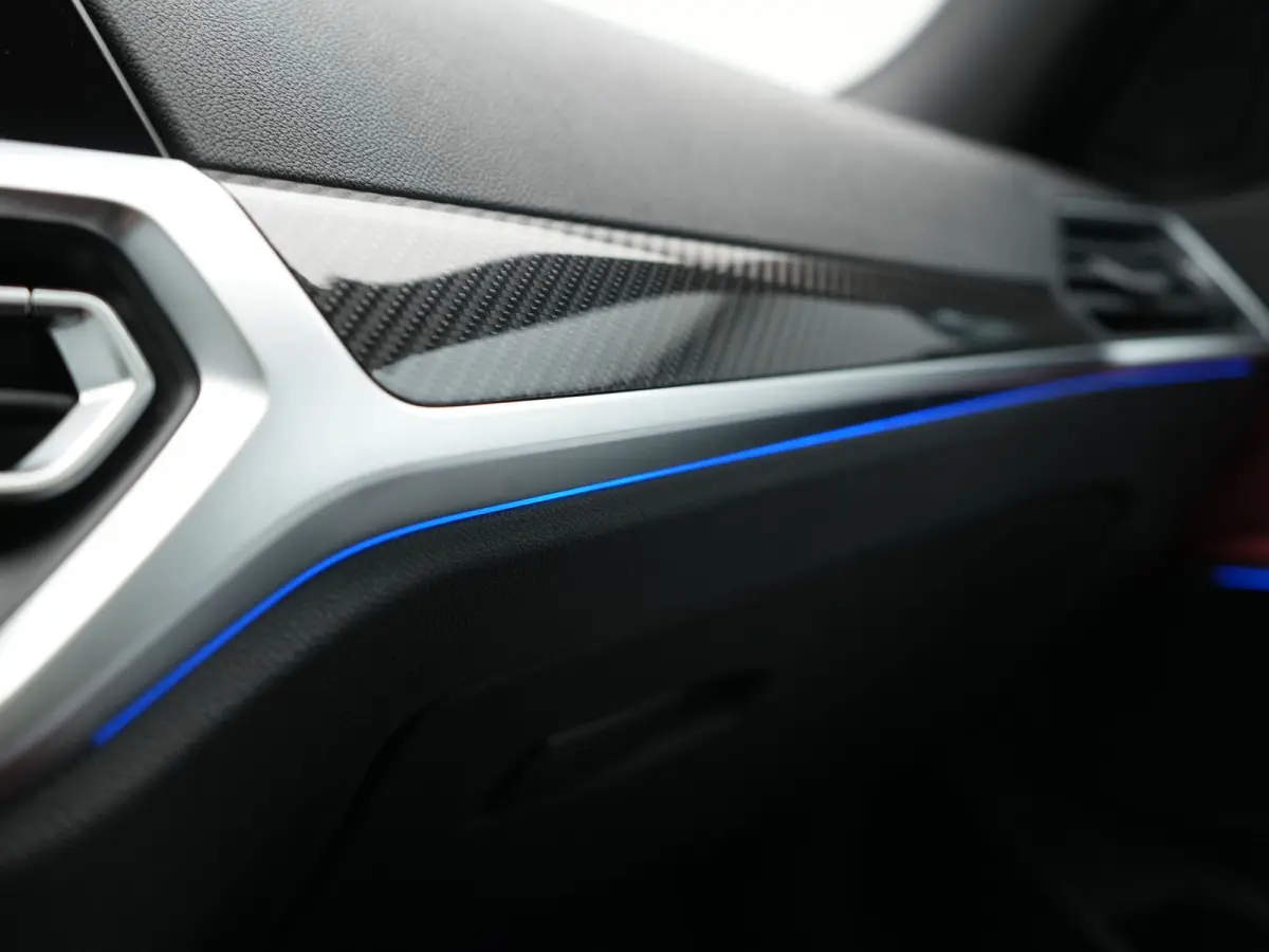 320i M Sport Perfomance Parts 184pk | Panodak | Adaptive Cruise | Laser LED | Sportuitlaat Kleppen Besturing | Lederen Sportstoelen Verwarmd | Sfeerverlichting | Apple Carplay | 20"L.M | Nav