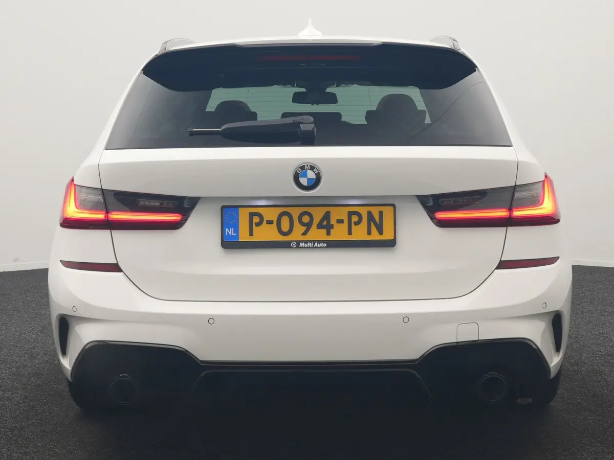 320i M Sport Perfomance Parts 184pk | Panodak | Adaptive Cruise | Laser LED | Sportuitlaat Kleppen Besturing | Lederen Sportstoelen Verwarmd | Sfeerverlichting | Apple Carplay | 20"L.M | Nav