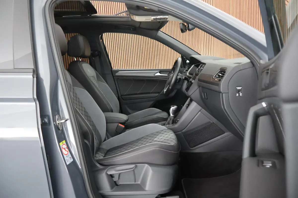 1.4 TSI 245pk eHybrid R-Line Business Black Style Trekhaak Camera Keyless Stoelverwarming Virtual Cockpit Navigatie Panoramadak