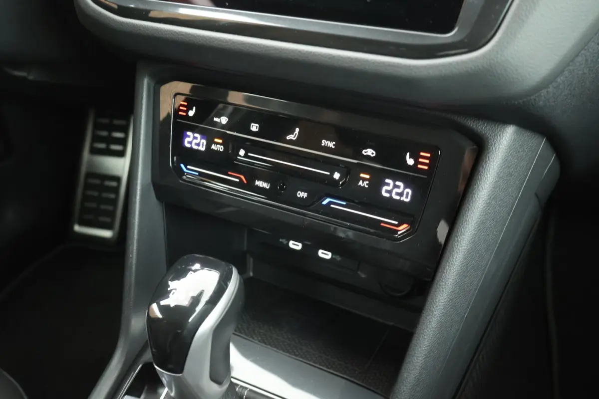 1.4 TSI 245pk eHybrid R-Line Business Black Style Trekhaak Camera Keyless Stoelverwarming Virtual Cockpit Navigatie Panoramadak