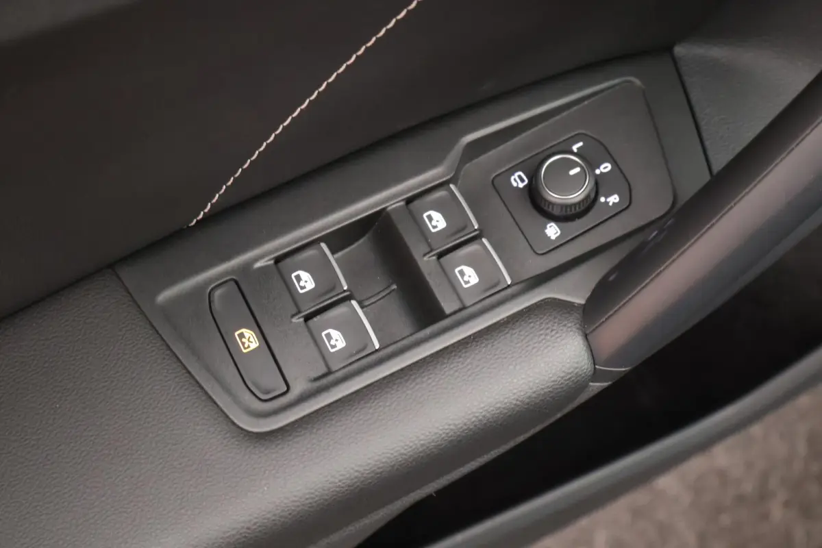 1.4 TSI 245pk eHybrid R-Line Business Black Style Trekhaak Camera Keyless Stoelverwarming Virtual Cockpit Navigatie Panoramadak