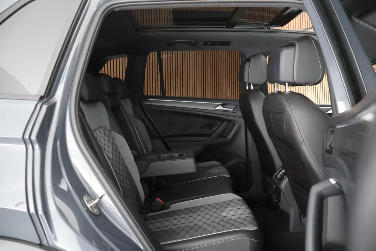 1.4 TSI 245pk eHybrid R-Line Business Black Style Trekhaak Camera Keyless Stoelverwarming Virtual Cockpit Navigatie Panoramadak