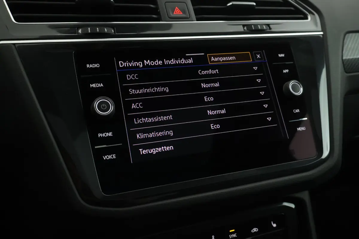 1.4 TSI 245pk eHybrid R-Line Business+ DCC Panoramadak Leder Memory 360camera Keyless Stoelverwarming Virtual Cockpit Navigatie