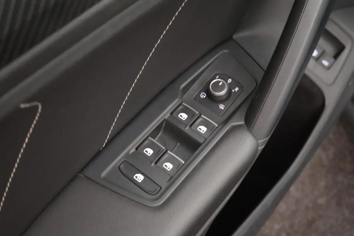 1.4 TSI 245pk eHybrid R-Line Business+ DCC Panoramadak Leder Memory 360camera Keyless Stoelverwarming Virtual Cockpit Navigatie