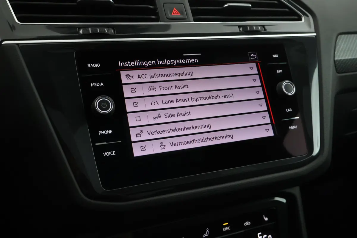 1.4 TSI 245pk eHybrid R-Line Business+ DCC Panoramadak Leder Memory 360camera Keyless Stoelverwarming Virtual Cockpit Navigatie
