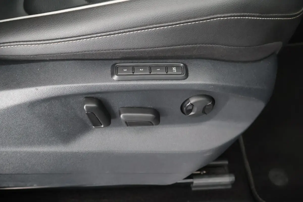 1.4 TSI 245pk eHybrid R-Line Business+ DCC Panoramadak Leder Memory 360camera Keyless Stoelverwarming Virtual Cockpit Navigatie