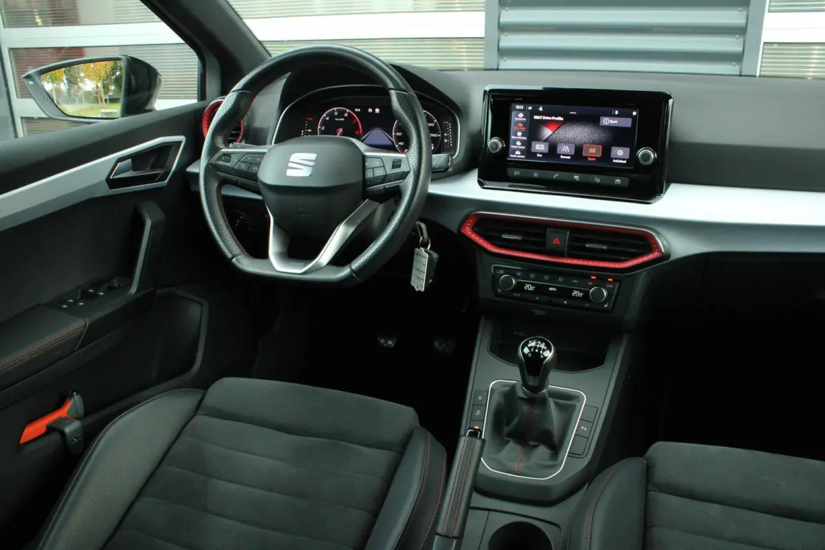1.0 EcoTSI 110pk FR Business Intense | Stoelverwarming | Cruise Control | Climate Control | Parkeersensoren | Apple CarPlay / Android Auto