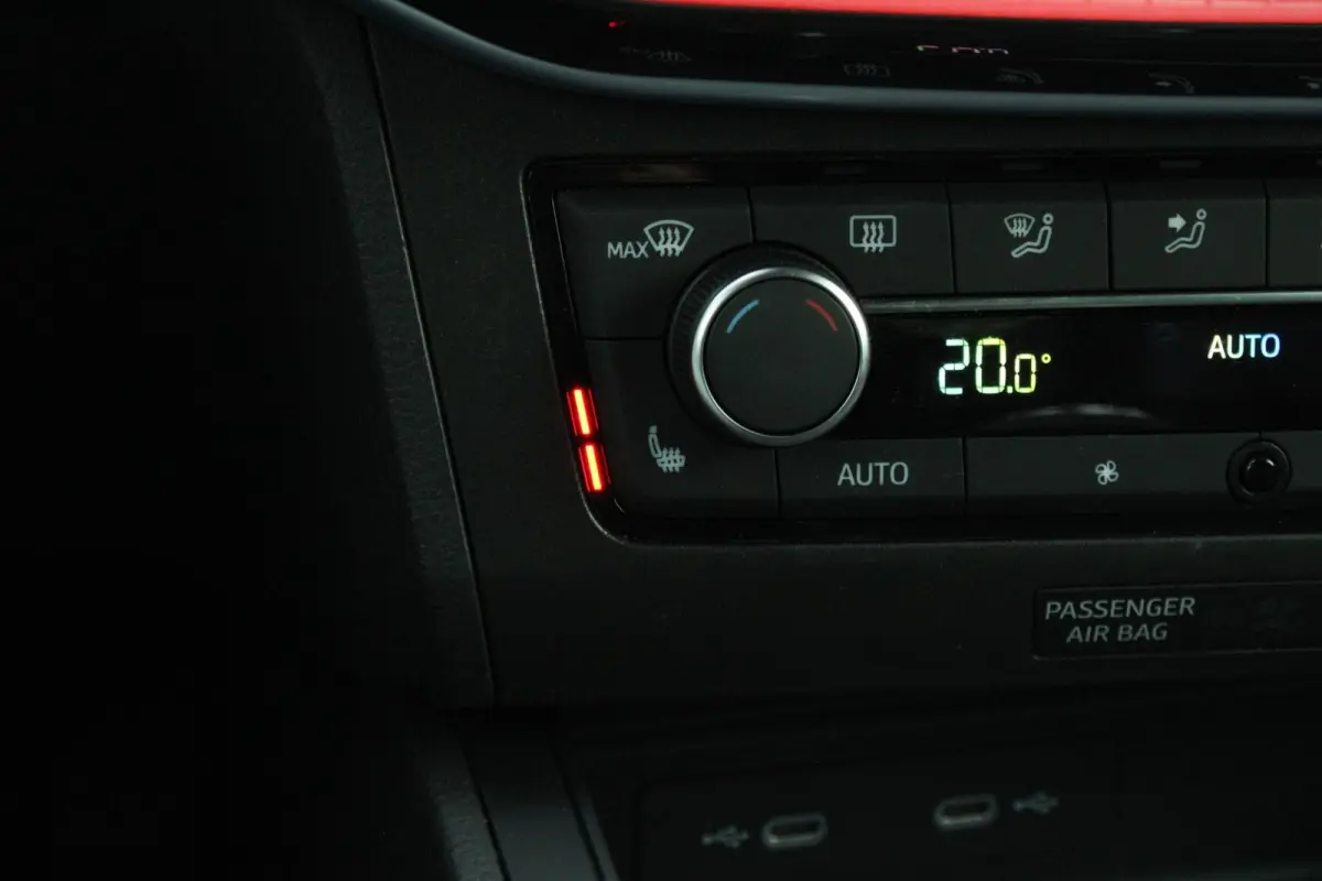 1.0 EcoTSI 110pk FR Business Intense | Stoelverwarming | Cruise Control | Climate Control | Parkeersensoren | Apple CarPlay / Android Auto