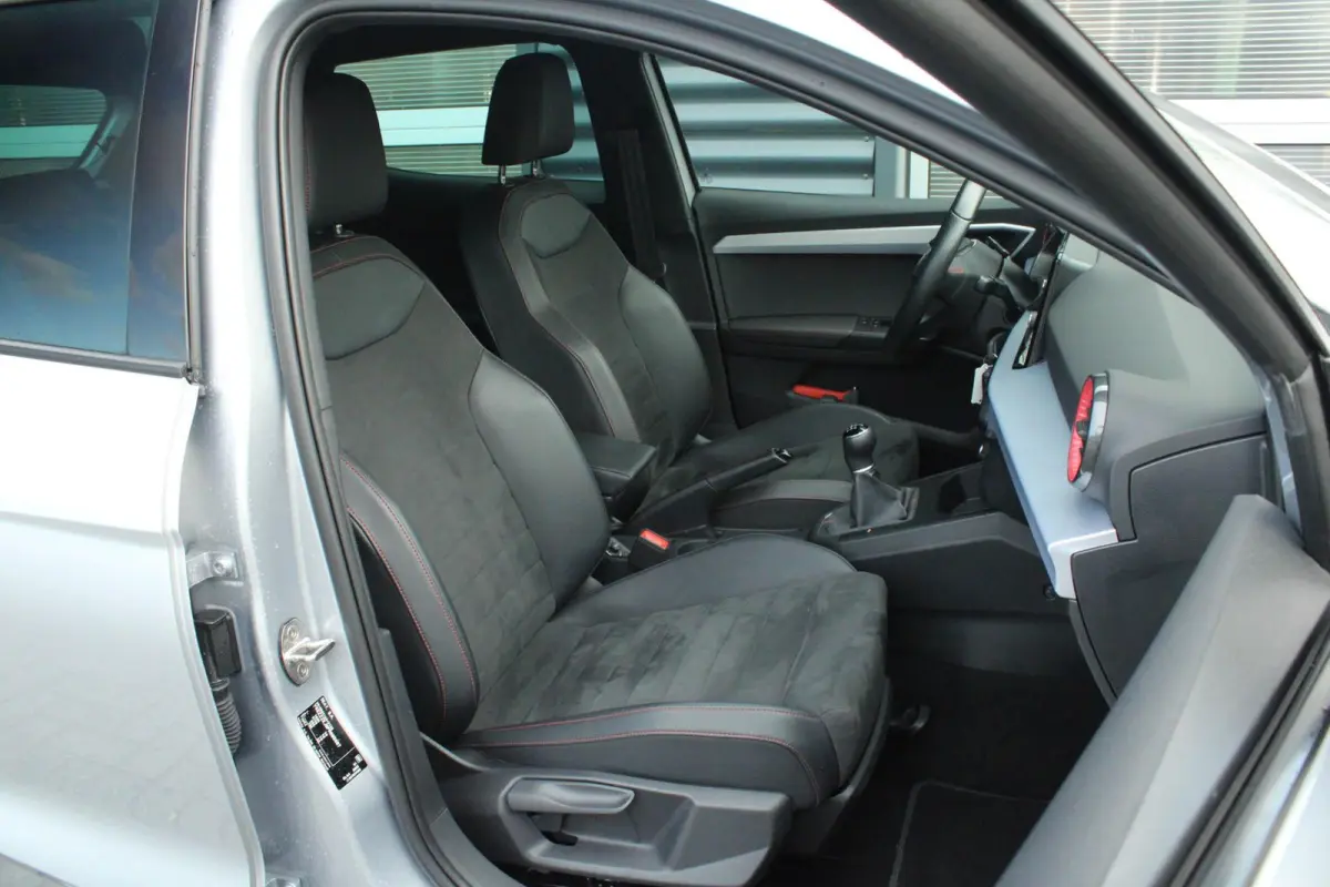 1.0 EcoTSI 110pk FR Business Intense | Stoelverwarming | Cruise Control | Climate Control | Parkeersensoren | Apple CarPlay / Android Auto