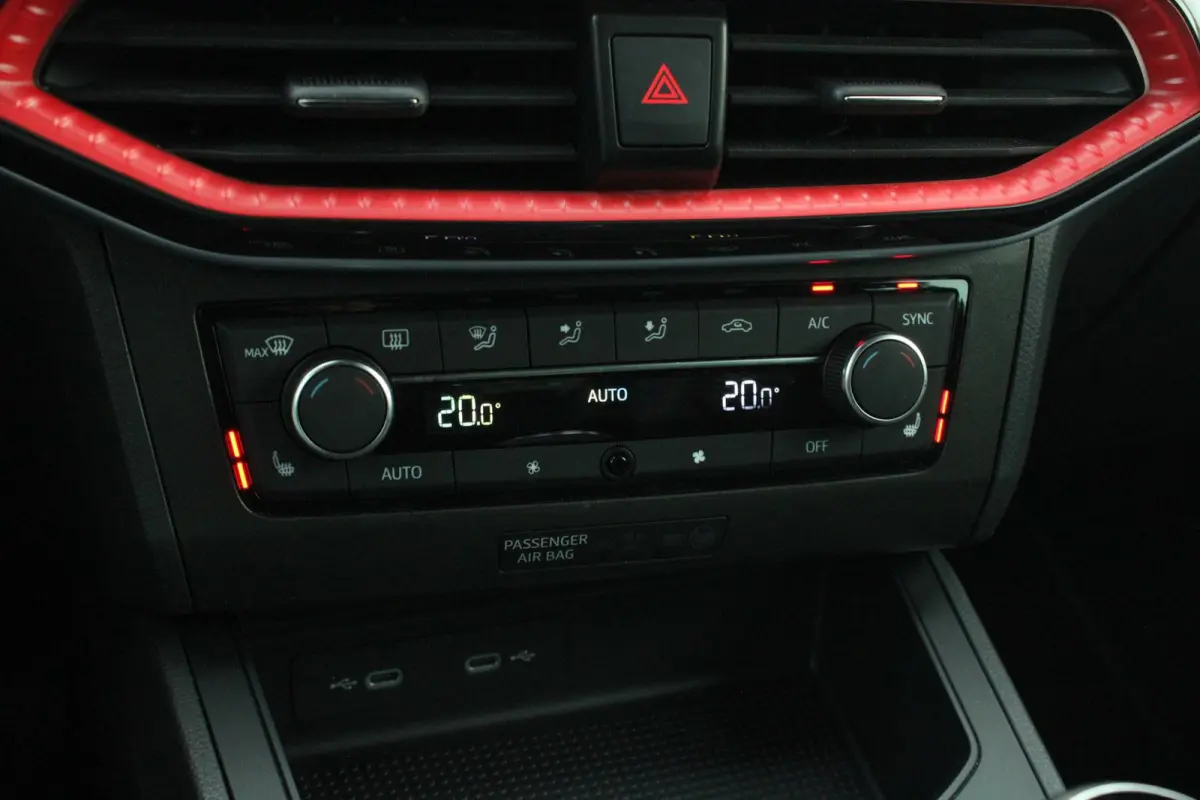 1.0 EcoTSI 110pk FR Business Intense | Stoelverwarming | Cruise Control | Climate Control | Parkeersensoren | Apple CarPlay / Android Auto