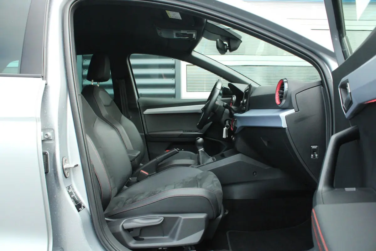 1.0 EcoTSI 110pk FR Business Intense | Stoelverwarming | Cruise Control | Climate Control | Parkeersensoren | Apple CarPlay / Android Auto