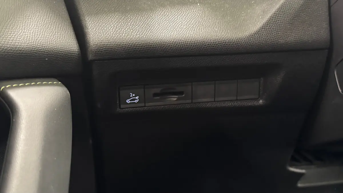 1.2 HYBRID 136PK GT PACK AUTOMAAT / NAVI / LEDER / CLIMA / PDC / 18" LMV / CAMERA / KEYLESS / FULL-LED / BLUETOOTH / ADAPT. CRUISECONTROL / 1E EIGENAAR / NIEUWSTAAT !!