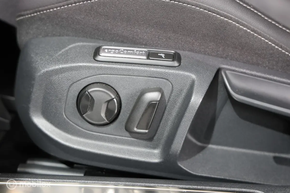 1.4 TSI eHybrid R-Line Business+ - Pano - Elektrische Trekhaak - Carplay