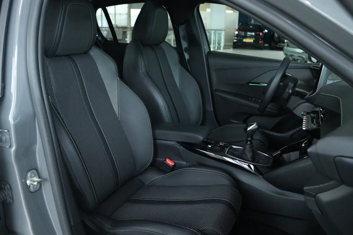1.2 PureTech 100 GT | Cruise Control | Panoramadak | Camera | Navigatie | Carplay | Keyless | Climate | LED |
