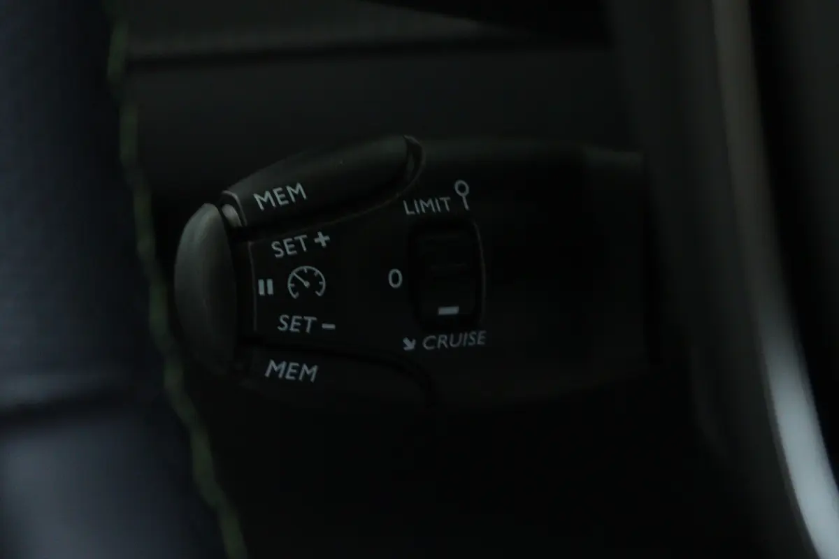 1.2 PureTech 100 GT | Cruise Control | Panoramadak | Camera | Navigatie | Carplay | Keyless | Climate | LED |