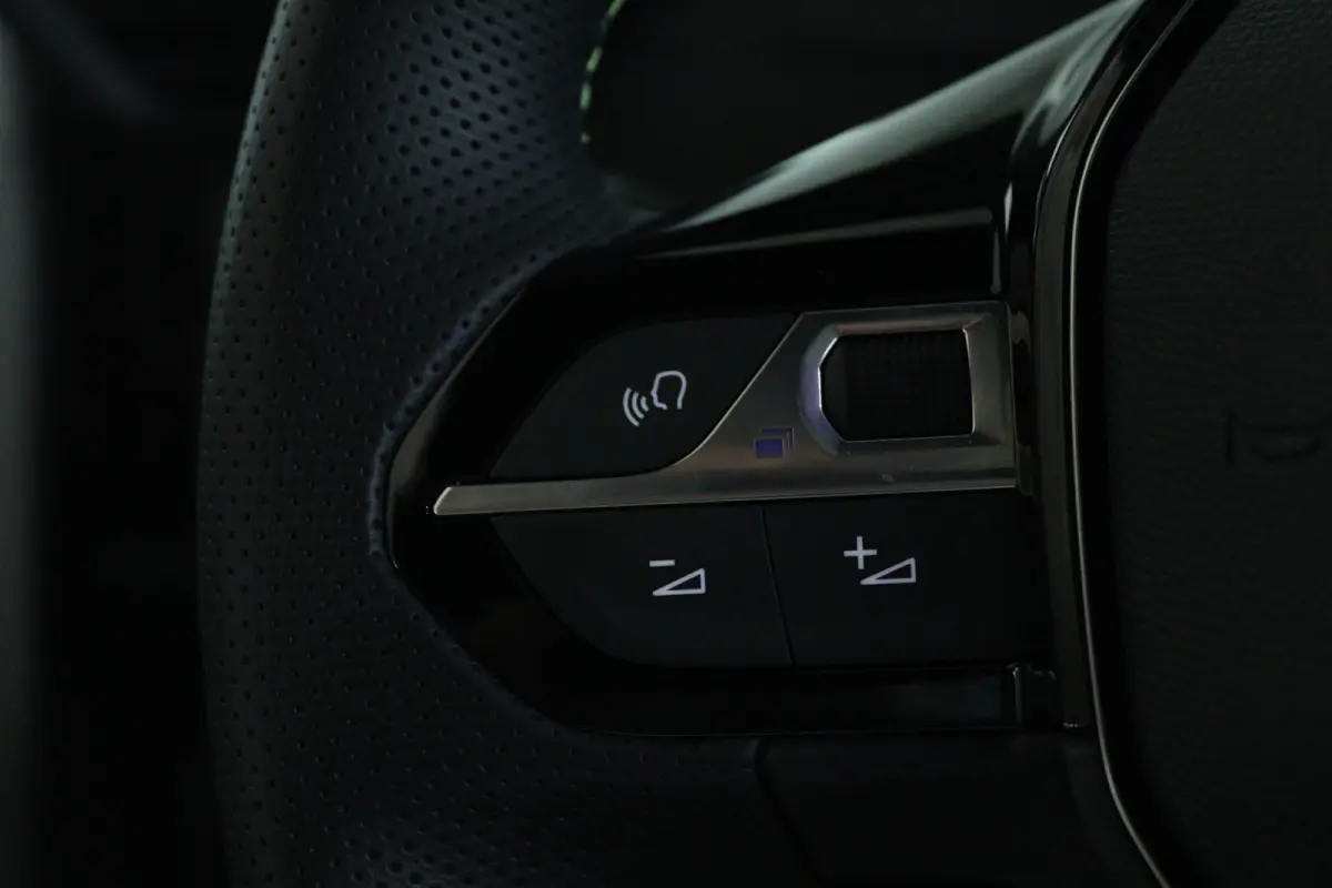 1.2 PureTech 100 GT | Cruise Control | Panoramadak | Camera | Navigatie | Carplay | Keyless | Climate | LED |
