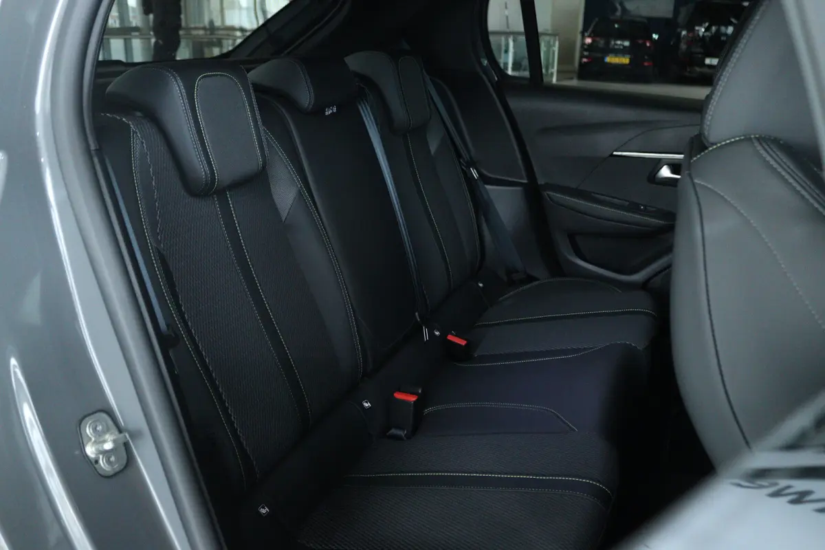1.2 PureTech 100 GT | Cruise Control | Panoramadak | Camera | Navigatie | Carplay | Keyless | Climate | LED |