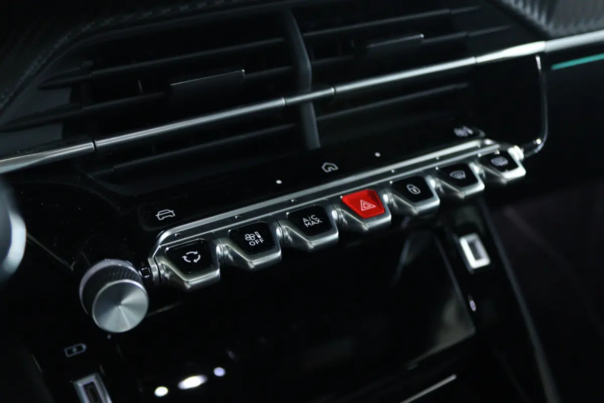 1.2 PureTech 100 GT | Cruise Control | Panoramadak | Camera | Navigatie | Carplay | Keyless | Climate | LED |
