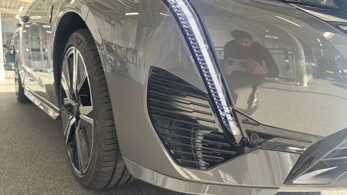 1.6 HYBRID 225PK GT PACK AUTOMAAT / NAVI / LEDER / CLIMA / PDC / 18" LMV / CAMERA / KEYLESS / FULL-LED / WINTERPAKKET / FOCAL AUDIO / BLUETOOTH / ADAPT. CRUISECONTROL / 1E EIGENAAR / FULL OP